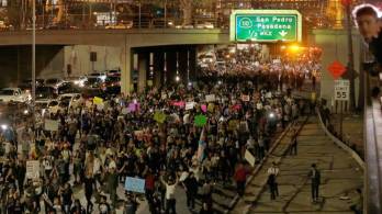 H01_Thousands_Protest_Trump.jpg